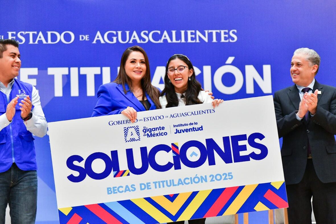 WhatsApp Image 2025 12 09 at 8.01.51 PM 2 scaled IMPULSA TERE JIMÉNEZ A JÓVENES ESTUDIANTES CON LA ENTREGA DE 1,000 BECAS DE TITULACIÓN