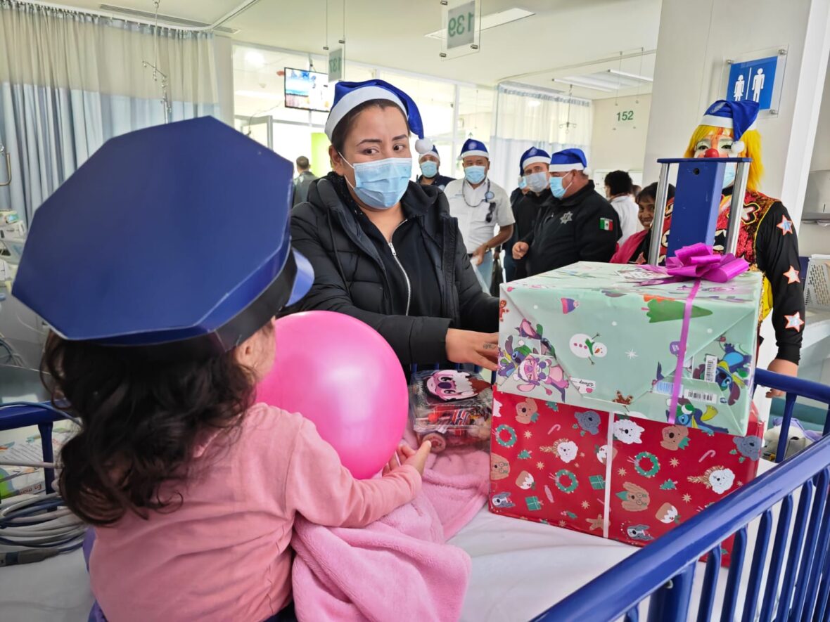 WhatsApp Image 2025 12 10 at 09.01.57 3 scaled NIÑAS Y NIÑOS DEL HOSPITAL HIDALGO RECIBIERON JUGUETES POR PARTE DE LA SECRETARÍA DE SEGURIDAD PÚBLICA ESTATAL