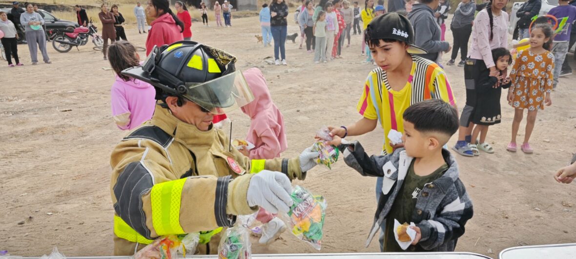WhatsApp Image 2025 12 11 at 12.01.47 PM 4 scaled ARRANCA MUNICIPIO CAMPAÑA “BOMBEROS DE CORAZÓN”