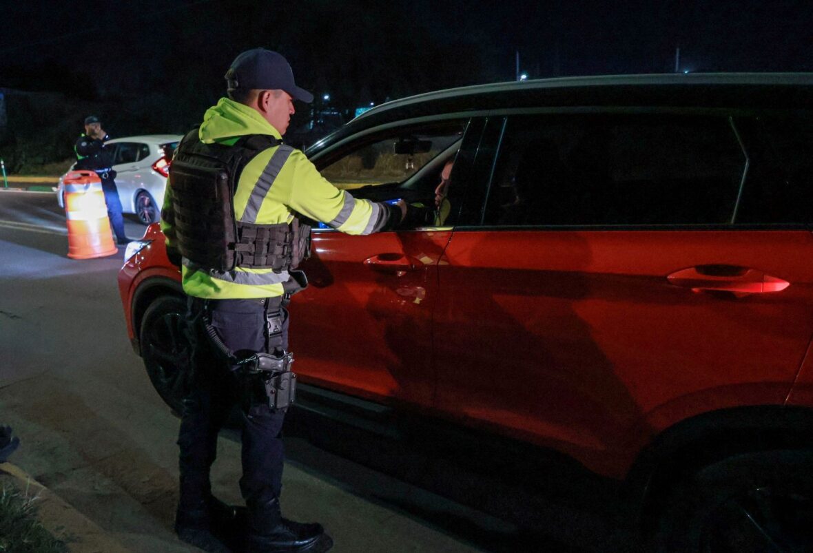 WhatsApp Image 2025 12 15 at 10.39.59 1 scaled REFUERZA POLICÍA MUNICIPAL OPERATIVO ALCOHOLÍMETRO PARA PREVENIR ACCIDENTES VIALES