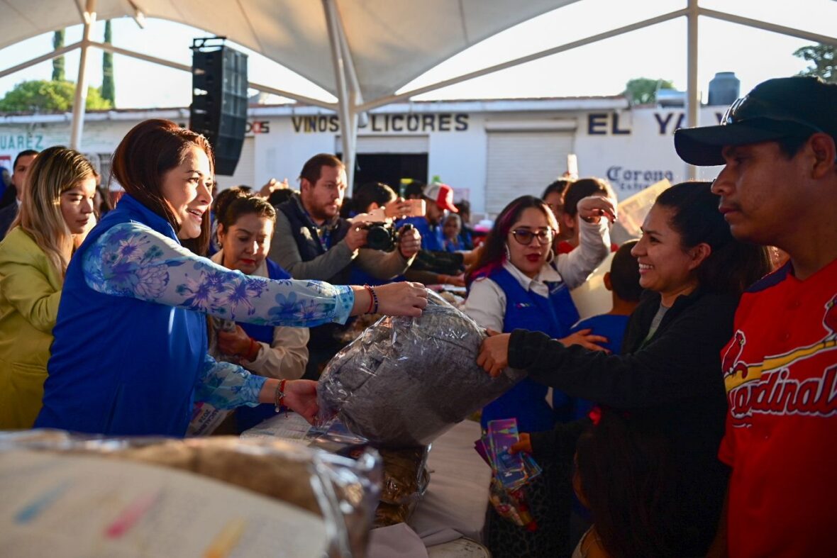 WhatsApp Image 2025 12 15 at 18.28.36 scaled TERE JIMÉNEZ CELEBRA LA NAVIDAD CON LAS FAMILIAS DE ASIENTOS Y EL LLANO