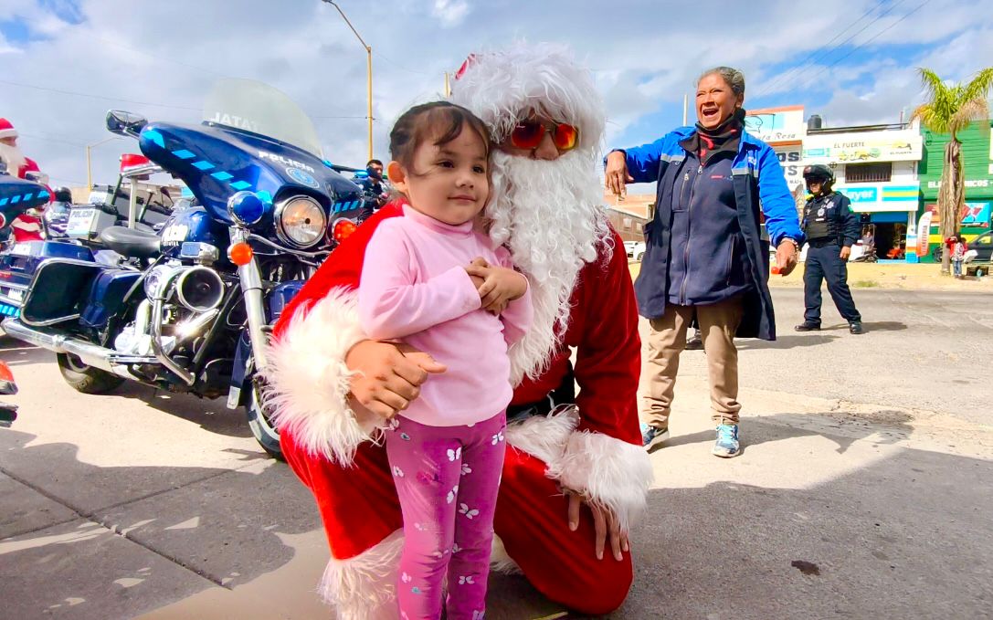 WhatsApp Image 2025 12 17 at 10.21.40 AM POLICÍAS ESTATALES ENTREGAN JUGUETES A NIÑAS Y NIÑOS DE AGUASCALIENTES