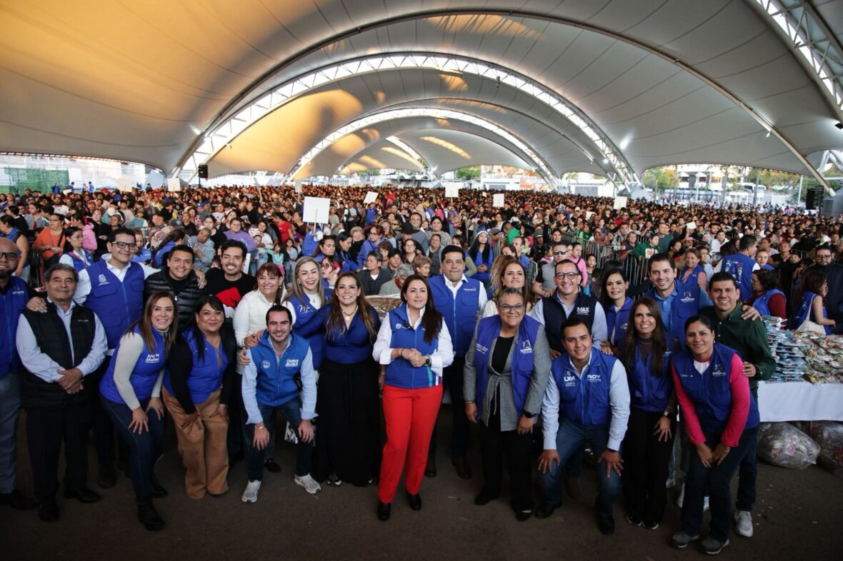 WhatsApp Image 2025 12 17 at 18.53.08 1 scaled TERE JIMÉNEZ CELEBRA POSADA NAVIDEÑA JUNTO A MILES DE FAMILIAS EN LA CAPITAL