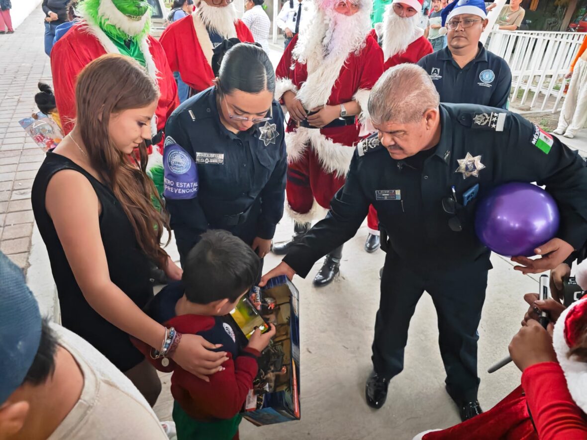 WhatsApp Image 2025 12 22 at 10.34.10 AM 5 scaled POLICÍAS LLEVAN ALEGRÍA A NIÑAS Y NIÑOS DE TODO EL ESTADO