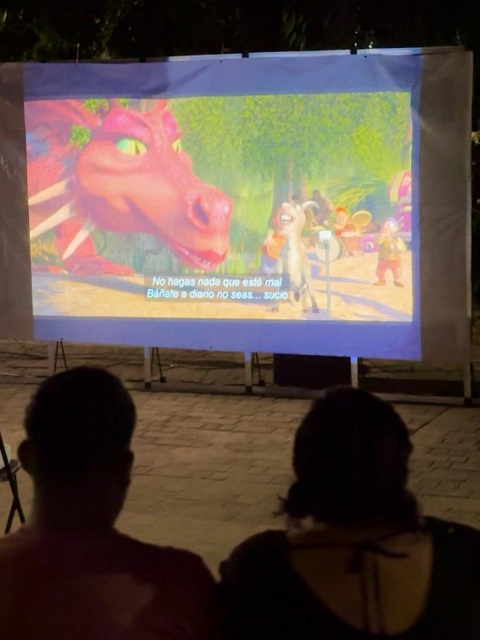 tukicine Familias disfrutaron del Bazar Joven y el TukiCine en el Parque Lineal