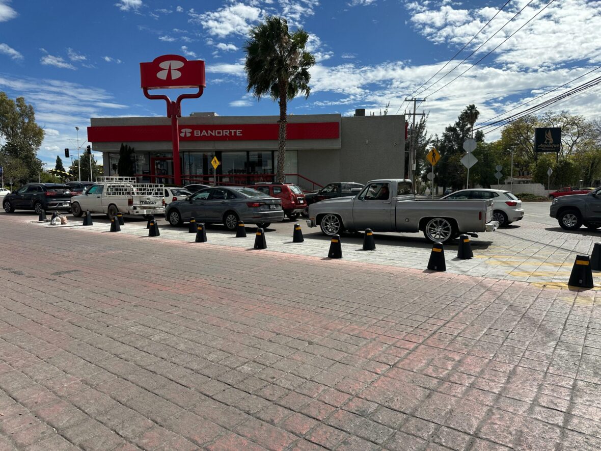 IMG 20260125 WA0009 scaled 1 scaled MUNICIPIO DE AGUASCALIENTES REFUERZA MANTENIMIENTO Y REPOSICIÓN DE BOLARDOS EN LA CIUDAD