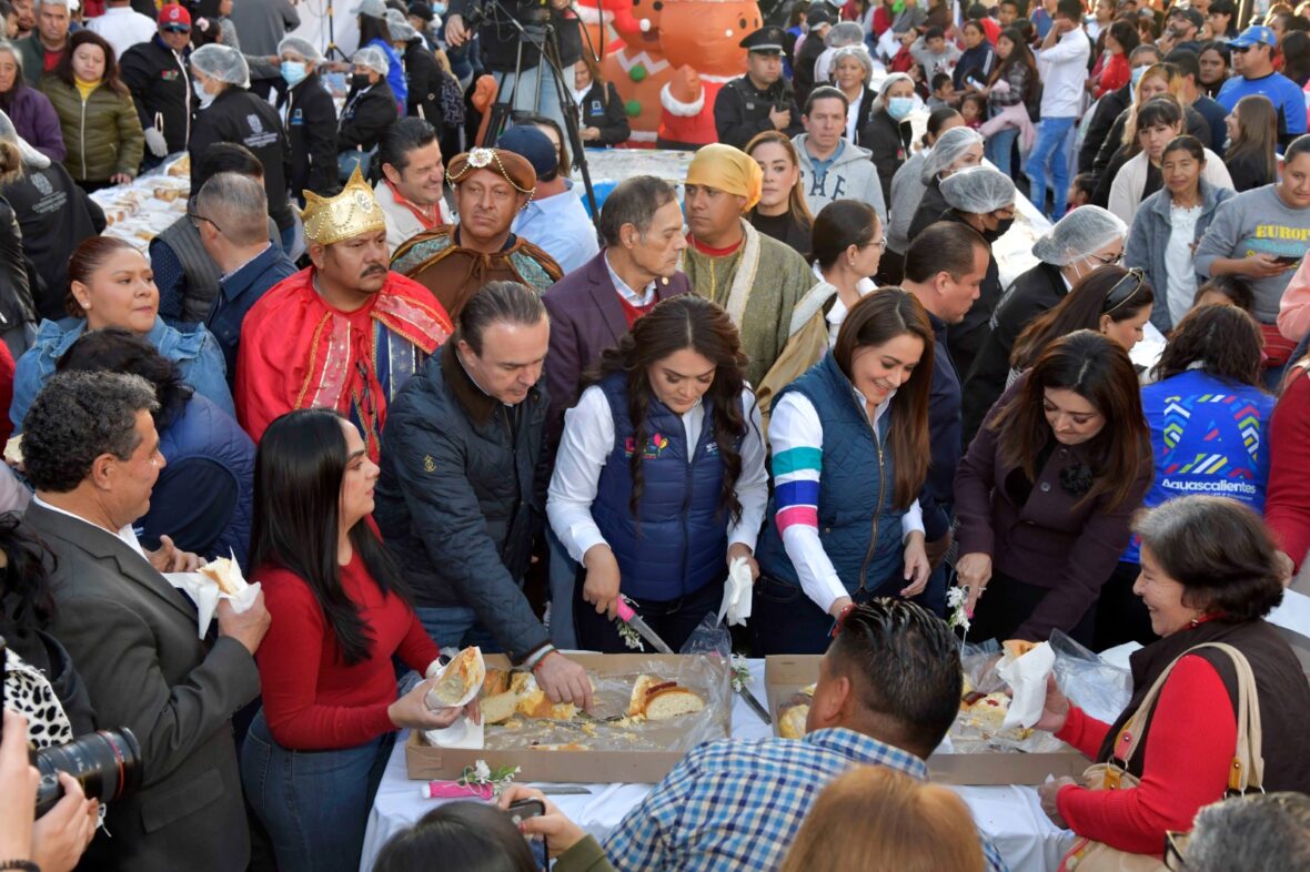 WhatsApp Image 2025 12 31 at 13.21.50 scaled DIF ESTATAL Y PANADEROS DE AGUASCALIENTES INVITAN A LA TRADICIONAL ROSCA DE REYES GIGANTE