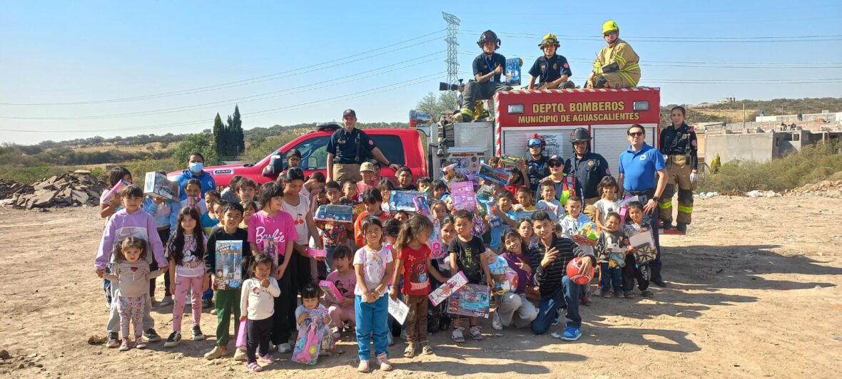 WhatsApp Image 2026 01 08 at 8.12.58 AM scaled “BOMBEROS DE CORAZÓN” ENTREGAN JUGUETES A NIÑOS DE COMUNIDADES DE AGUASCALIENTES