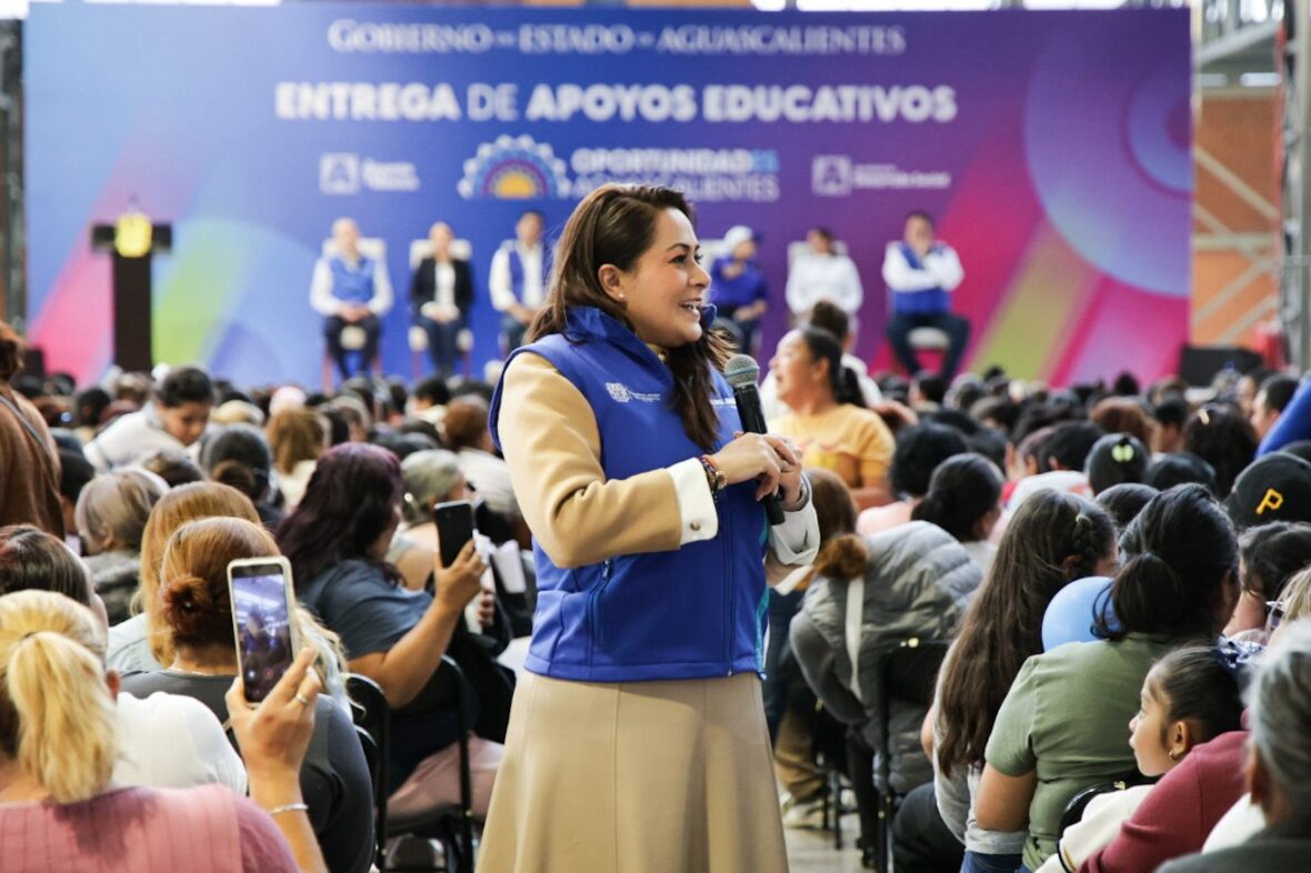 WhatsApp Image 2026 01 23 at 6.47.53 PM 2 scaled TERE JIMÉNEZ ENTREGA BECAS DEL PROGRAMA OPORTUNIDADES A ESTUDIANTES DE TODO EL ESTADO