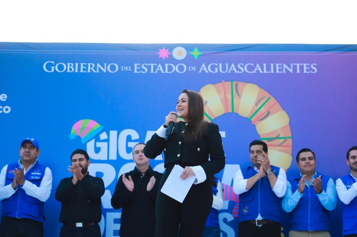 e953a335 2b07 44c2 9ca9 fb489208fafb scaled MILES DE FAMILIAS SE REÚNEN CON TERE JIMÉNEZ PARA COMPARTIR LA TRADICIONAL ROSCA DE REYES, SORPRESAS Y REGALOS