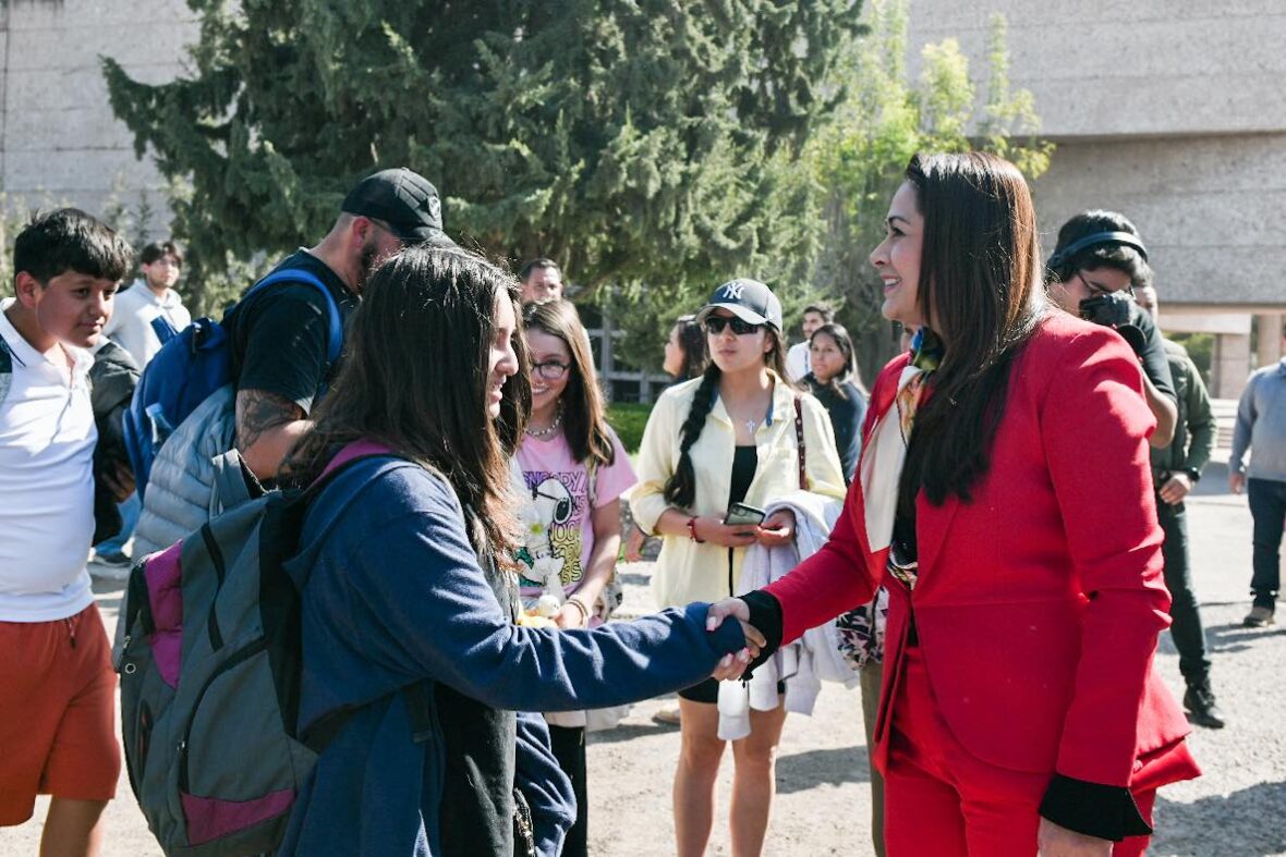 642531046 1482325393250658 8903641383206166169 n scaled TERE JIMÉNEZ RECIBE A FAMILIAS QUE VOLVIERON A AGUASCALIENTES GRACIAS A SU INTERVENCIÓN