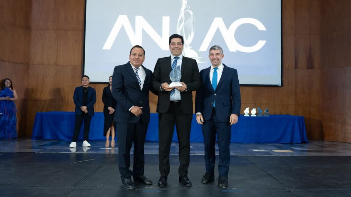 IMG 20260221 WA0021 scaled ENTREGAN A LEO MONTAÑEZ PREMIO DE LA ANAC POR NOVEDOSA PLATAFORMA DIGITAL PARA CONSULTAS DE DESARROLLO URBANO Y ORDENAMIENTO TERRITORIAL