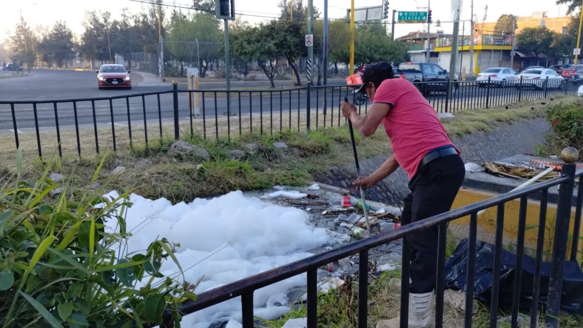 WhatsApp Image 2026 02 03 at 7.53.14 AM scaled REFUERZA MUNICIPIO DE AGUASCALIENTES LIMPIEZA DEL CANAL EN LA COLONIA LA ESTRELLA