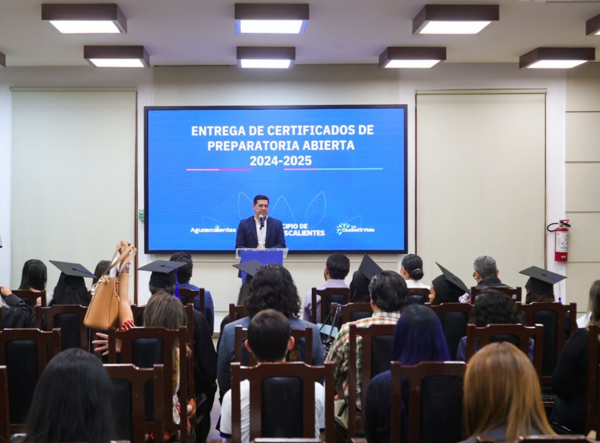IMG 2485 scaled RECONOCE LEO MONTAÑEZ A SERVIDORES PÚBLICOS MUNICIPALES QUE SE GRADÚAN DE BACHILLERATO