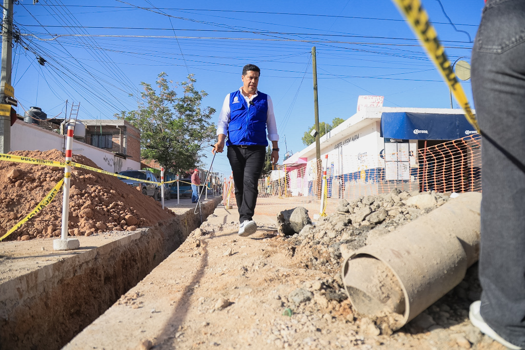 IMG 4920 SUPERVISA LEO MONTAÑEZ REHABILITACIÓN DE RED SANITARIA EN LA INSURGENTES