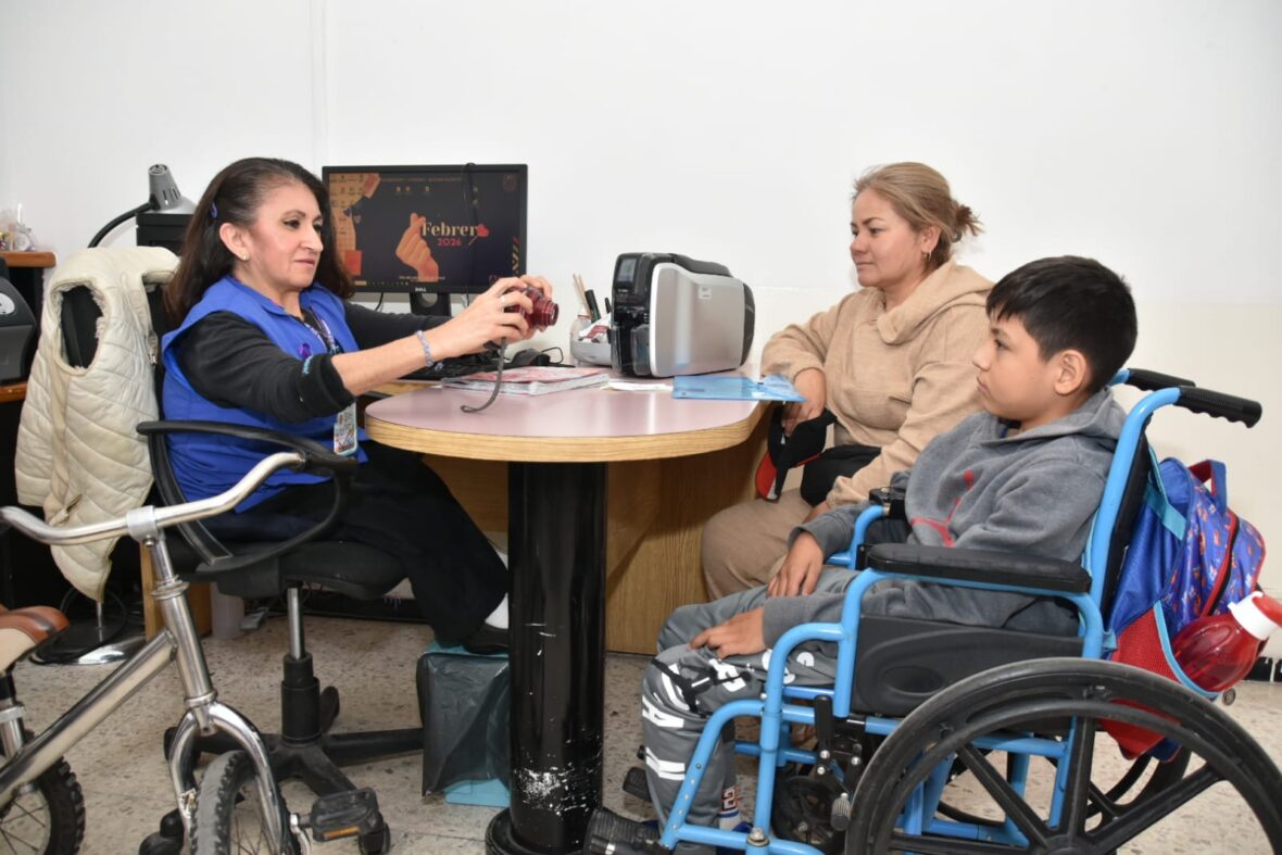 WhatsApp Image 2026 03 15 at 10.02.10 AM scaled DIF ESTATAL ENTREGA CREDENCIALES QUE BRINDAN DESCUENTOS Y BENEFICIOS A PERSONAS CON DISCAPACIDAD