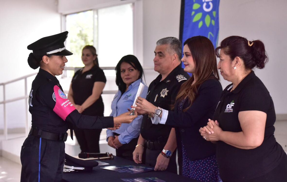 WhatsApp Image 2026 03 22 at 10.54.51 AM 8 scaled POLICÍA ROSA SE CAPACITA EN LENGUAJE DE SEÑAS PARA MEJORAR LA ATENCIÓN A PERSONAS CON DISCAPACIDAD AUDITIVA