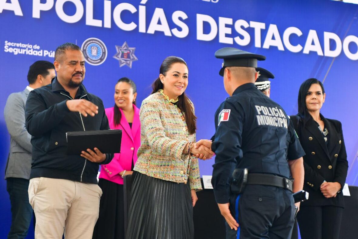 WhatsApp Image 2026 03 27 at 10.14.59 scaled TERE JIMÉNEZ RECONOCE A POLICÍAS QUE BLINDAN LA PAZ EN AGUASCALIENTES