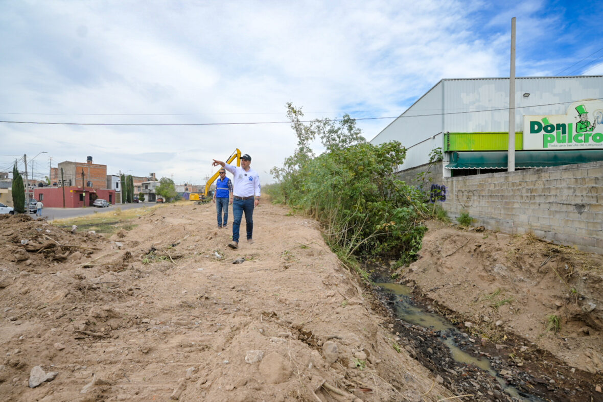 CMC 9290 1 scaled REFUERZA LEO MONTAÑEZ LIMPIEZA PREVENTIVA EN EL CANAL DE LA COLONIA LA ESTRELLA
