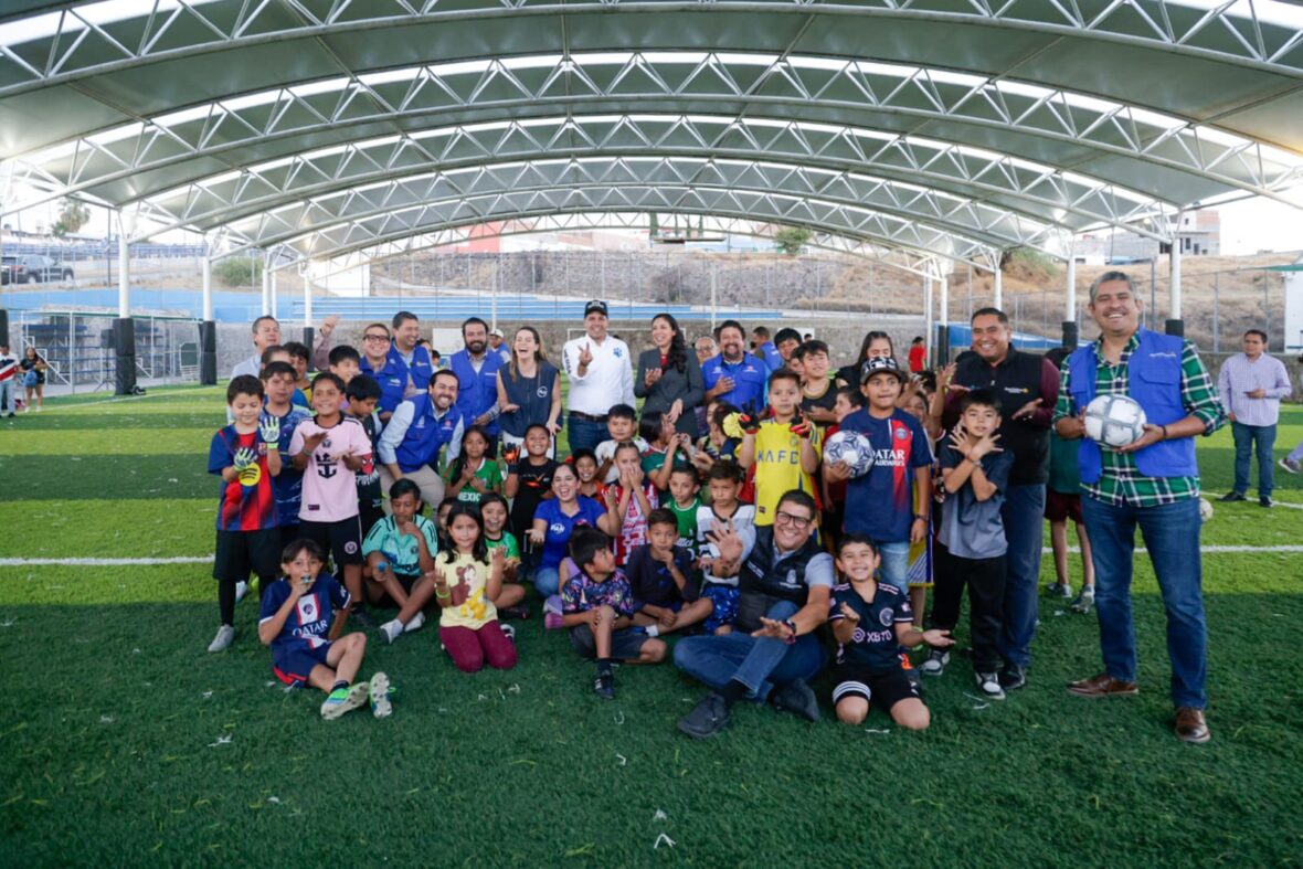 IMG 20260406 WA0071 scaled LEO MONTAÑEZ ENTREGA CANCHA DE FUTBOL 7 DE PASTO SINTÉTICO EN PENSADORES MEXICANOS