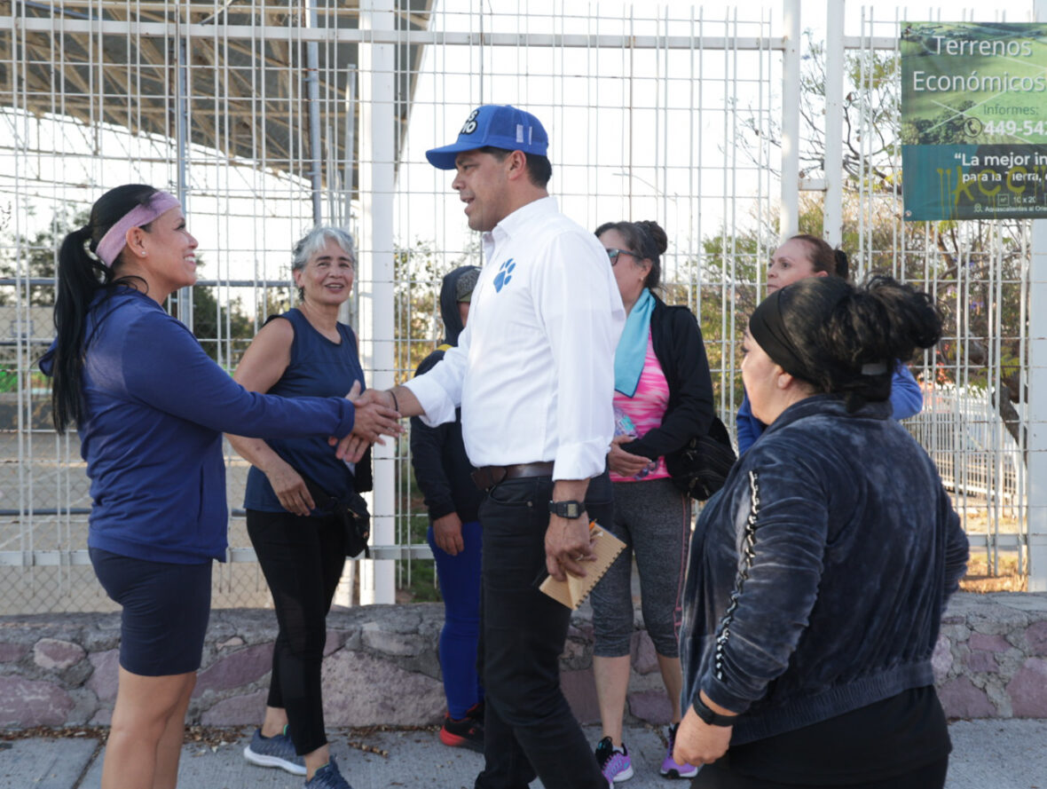 IMG 4517 scaled ENCABEZÓ LEO MONTAÑEZ RECORRIDO POR EL FRACCIONAMIENTO MUJERES ILUSTRES PARA FORTALECER LA CERCANÍA CON LA CIUDADANÍA