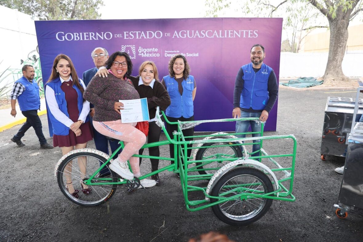 WhatsApp Image 2026 04 07 at 10.18.18 AM 2 scaled EN AGUASCALIENTES ENTREGAN APOYOS PARA EL FORTALECIMIENTO DE NEGOCIOS FAMILIARES