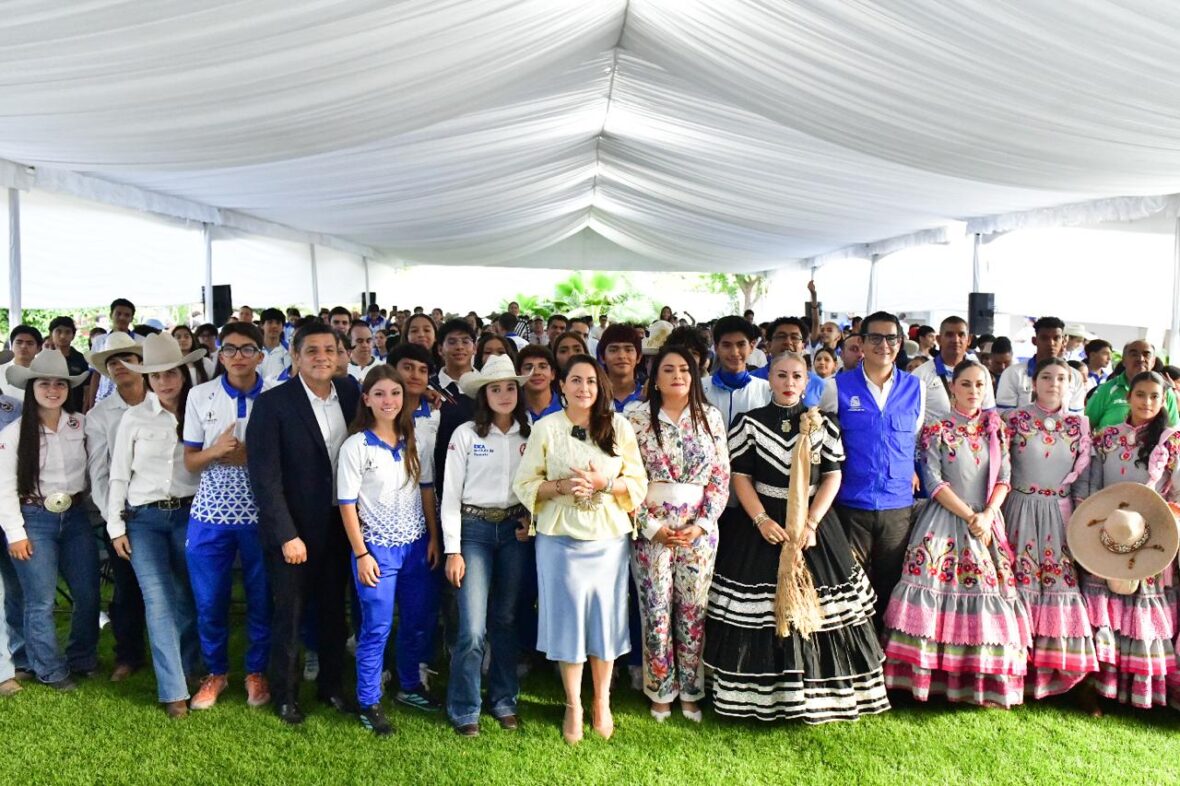 WhatsApp Image 2026 04 13 at 7.20.50 PM 3 scaled TERE JIMÉNEZ ABANDERA A DEPORTISTAS QUE REPRESENTARÁN A AGUASCALIENTES EN LA OLIMPIADA NACIONAL CONADE 2026