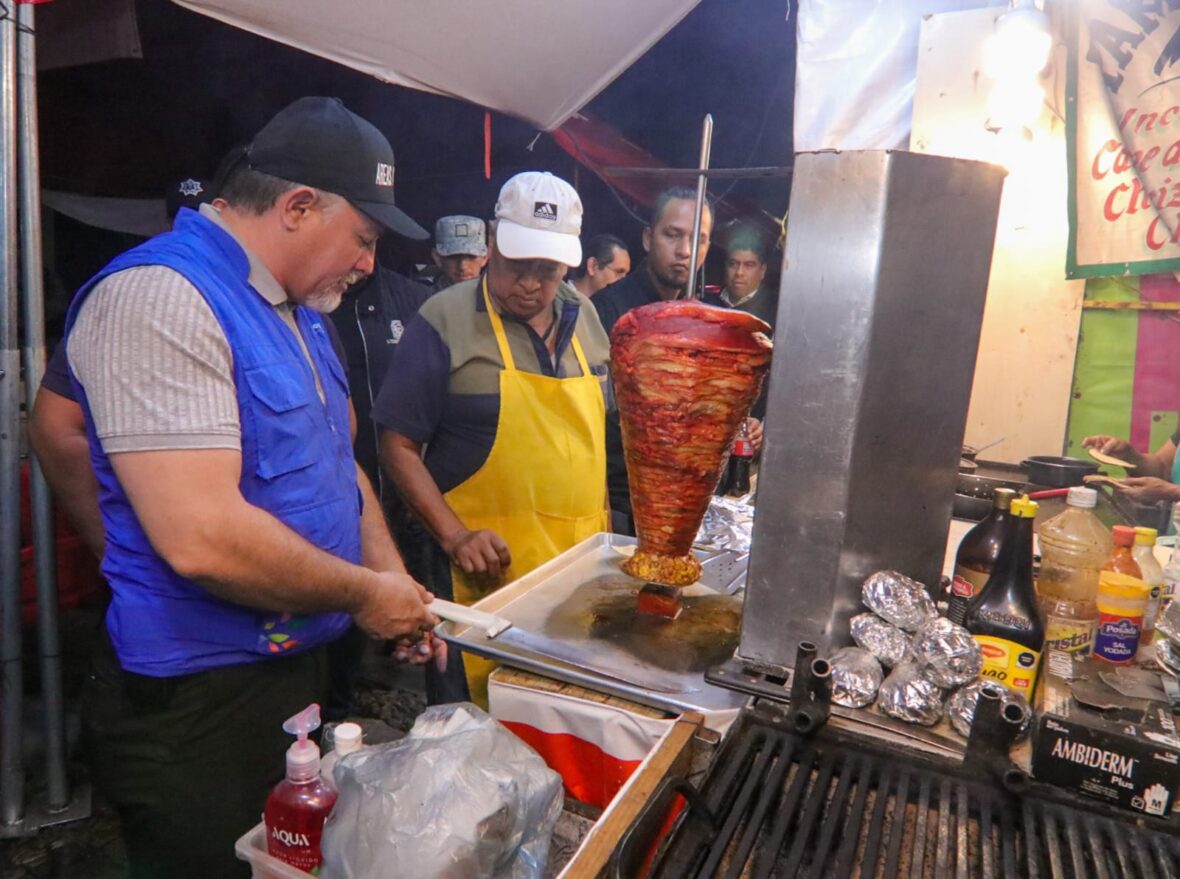 WhatsApp Image 2026 04 22 at 10.31.36 AM 3 scaled FORTALECEN SEGURIDAD EN LA ZONA FERIAL CON OPERATIVO PREVENTIVO A COMERCIANTES