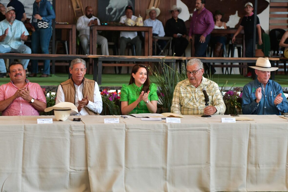 WhatsApp Image 2026 04 29 at 3.03.45 PM scaled REFRENDA TERE JIMÉNEZ SU COMPROMISO CON EL SECTOR GANADERO DE AGUASCALIENTES