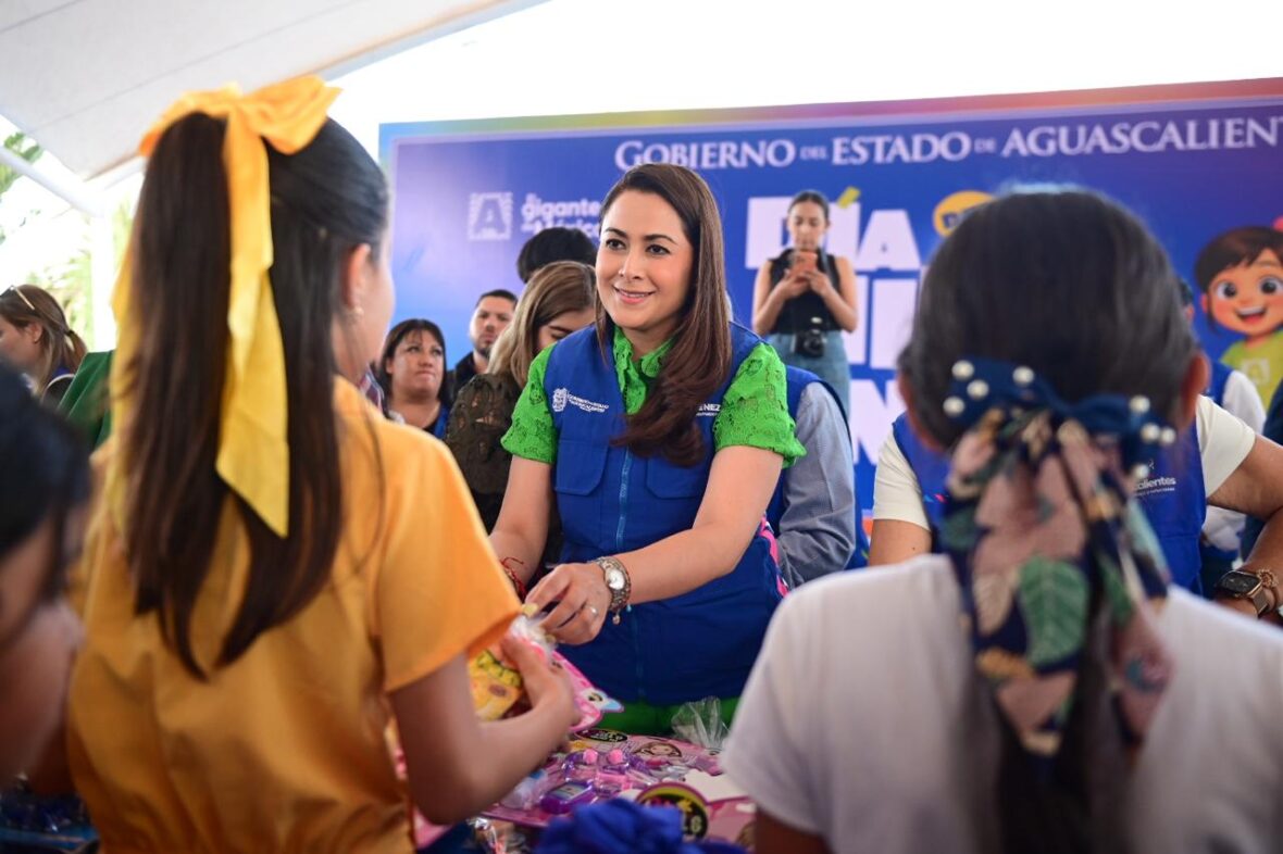 WhatsApp Image 2026 04 29 at 7.00.47 PM 4 scaled FESTEJA TERE JIMÉNEZ A NIÑAS Y NIÑOS DE ASIENTOS Y EL LLANO, CON ENTREGA DE JUGUETES, BOLOS Y MUCHAS SORPRESAS MÁS