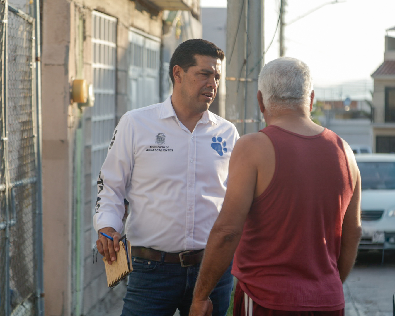 IMG 8234 ESCUCHA LEO MONTAÑEZ A VECINOS DE HACIENDAS DE AGUASCALIENTES