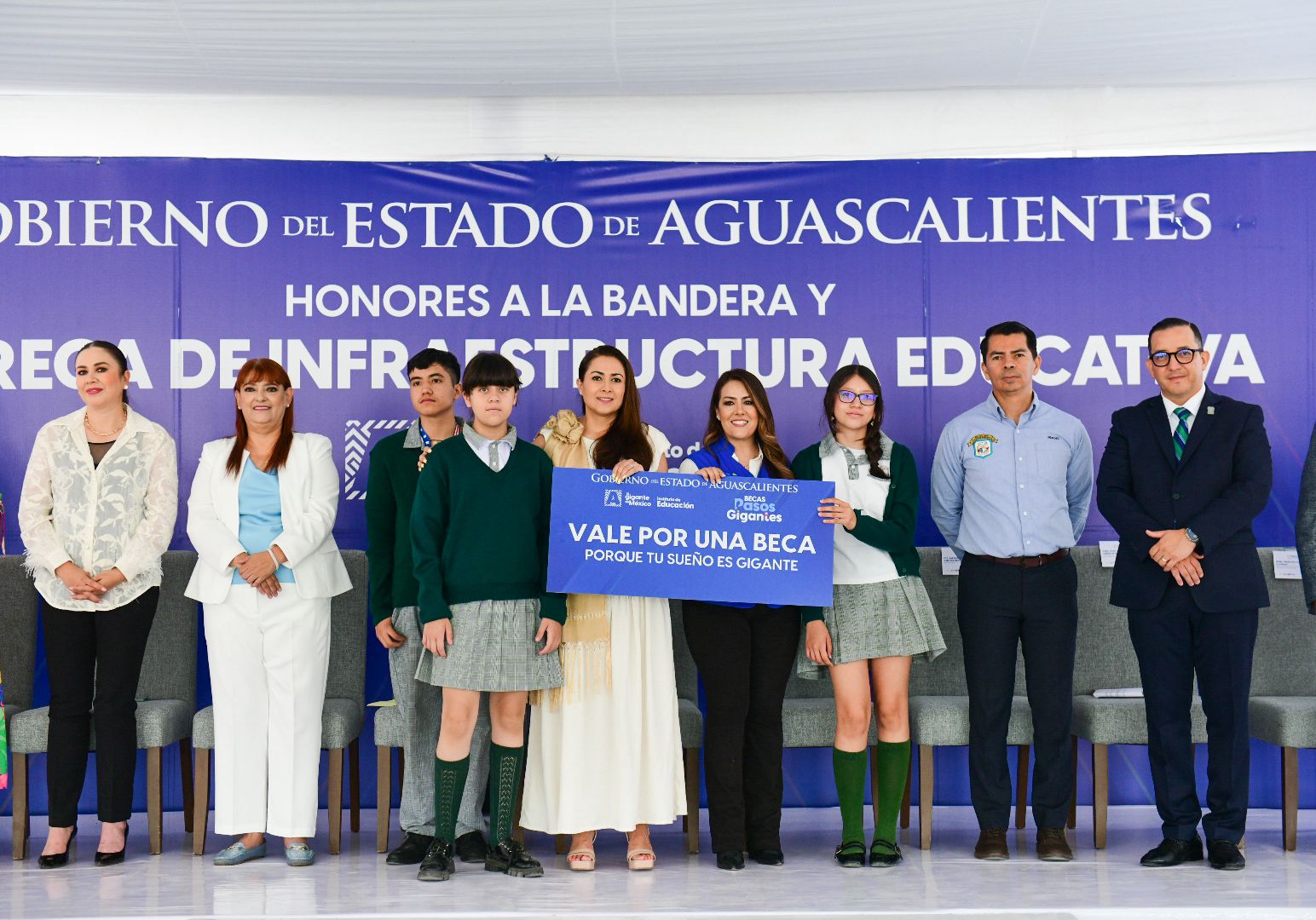 WhatsApp Image 2026 05 11 at 12.44.43 3 TERE JIMÉNEZ VISITA A JÓVENES DE SECUNDARIA QUE REPRESENTARÁN A AGUASCALIENTES EN CONCURSO DE ROBÓTICA EN JAPÓN